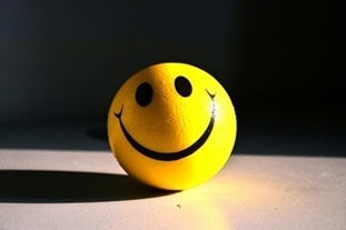 A yellow smiley face ball sitting on a table_Photo by Kash Tandon on Unsplash