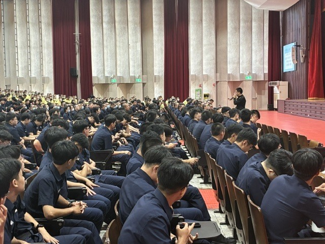 同學專注聽講學習照顧自己的身心